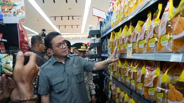 Menteri Perdagangan (Mendag) Budi Santoso memantau aktivitas perdagangan sejumlah gerai di Aceh dan Sumatera Utara akhir Februari 2026. (Dok Kemendag)
