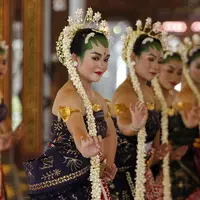 Sejumlah penari Bedhaya Ketawang sedang menarikan tarian sakral itu dalam tingalan dalem jumenenan ke-14 Paku Buwono XIII.(Liputan6.com/Fajar Abrori)