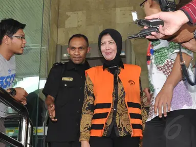 Istri Wali Kota Palembang Romi Herton, Masyitoh, diperiksa KPK selama 30 menit, Jakarta, Kamis (2/10/2014) (Liputan6.Com/Miftahul Hayat)