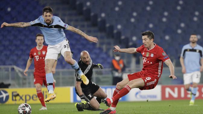 Robert Lewandowski dari Bayern, kanan, mencetak gol pembuka timnya selama pertandingan leg pertama babak 16 besar Liga Champions antara Lazio dan Bayern Munich di stadion Olimpiade di Roma, Selasa, 23 Februari 2021. (Foto AP / Gregorio Borgia)