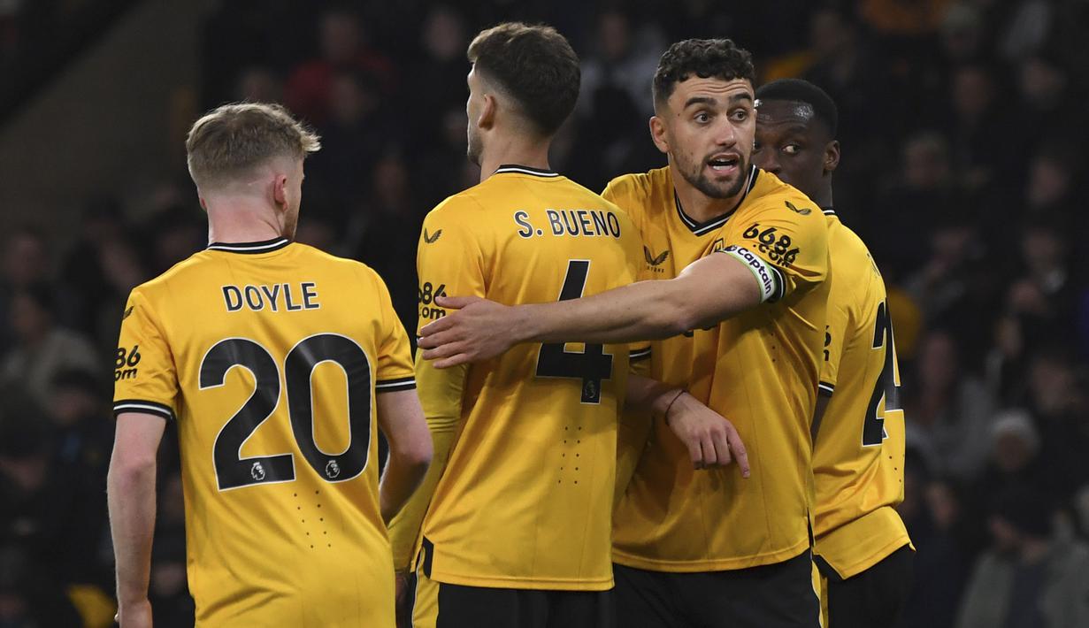 Para pemain Wolverhampton Wanderers membangun pagar hidup untuk mengantisipasi tendangan bebas Arsenal pada laga pekan ke-33 Premier League 2023/2024 di Molineux Stadium, Wolverhampton, Sabtu (20/4/2024). (AP Photo/Rui Vieira)