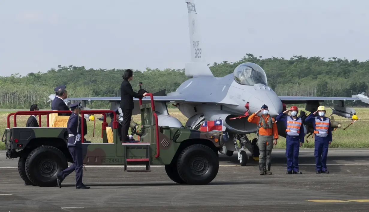 Presiden Taiwan Tsai Ing-wen memeriksa jet tempur F-16V yang baru ditugaskan di pangkalan Angkatan Udara di Chiayi di barat daya Taiwan, Kamis (18/11/2021). Taiwan telah mengerahkan versi paling canggih dari jet tempur F-16 di Angkatan Udaranya. (AP Photo/Johnson Lai)