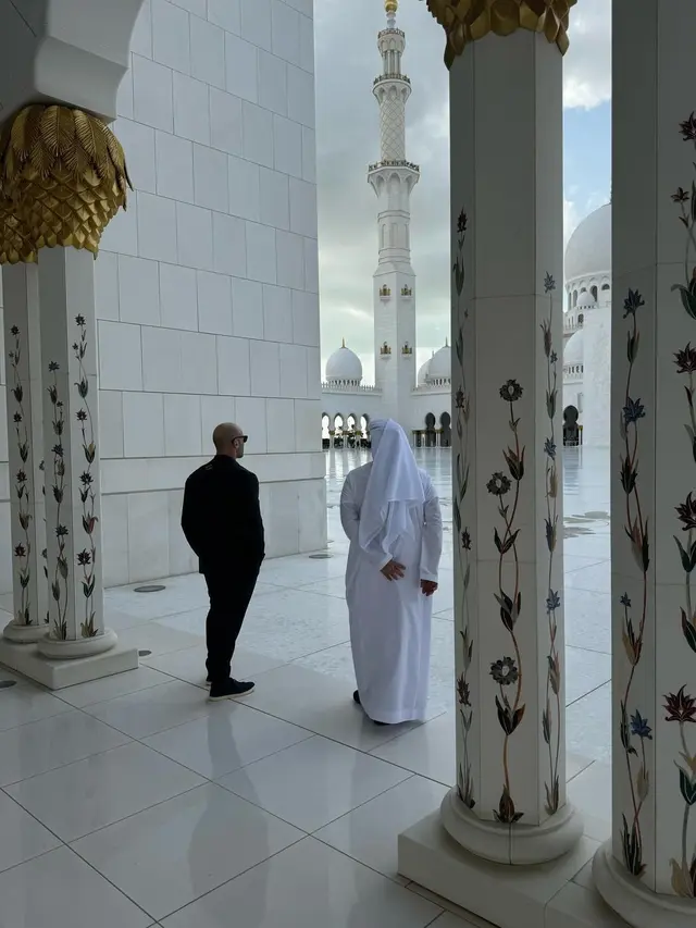 Jason Statham Kunjungi Masjid Syekh Zayed di Abu Dhabi dengan Rosie Huntington-Whiteley. (Instagram/  jasonstatham)