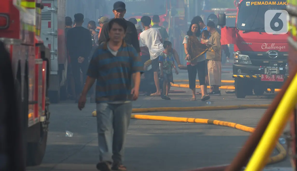 Sebanyak 34 unit mobil pemadam kebakaran dikerahkan ke lokasi kejadian, dengan 31 unit berasal dari Suku Dinas Jakarta Selatan dan tiga unit dari Suku Dinas Jakarta Timur, melibatkan 120 personel. (merdeka.com/Imam Buhori)
