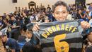 Seorang pendukung Inter Milan memegang jersey saat mengikuti Gathering Nasional Inter Club Indonesia (ICI) IV di Bali, Jumat (28/8/2015). Gathnas kali ini terasa spesial karena kehadiran Youri Djorkaeff. (Bola.com/Vitalis Yogi Trisna)