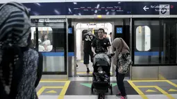 Warga mengikuti uji coba publik pengoperasian MRT (Moda Raya Terpadu) di Stasiun Bundaran HI, Jakarta, Minggu (17/3). Uji coba MRT dilakukan mulai pukul 08.00-16.00 dengan total 98 perjalanan dalam sehari. (merdeka.com/Iqbal S Nugroho)