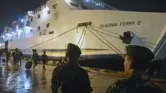 KM Dharma Ferry 2 tiba di Pelabuhan Tanjung Emas, Semarang , Rabu (26/1/2016). Rombongan kedua yang dibawa dari Kalimantan Barat ini mengangkut sebanyak 1281. (Foto:Gholib) 