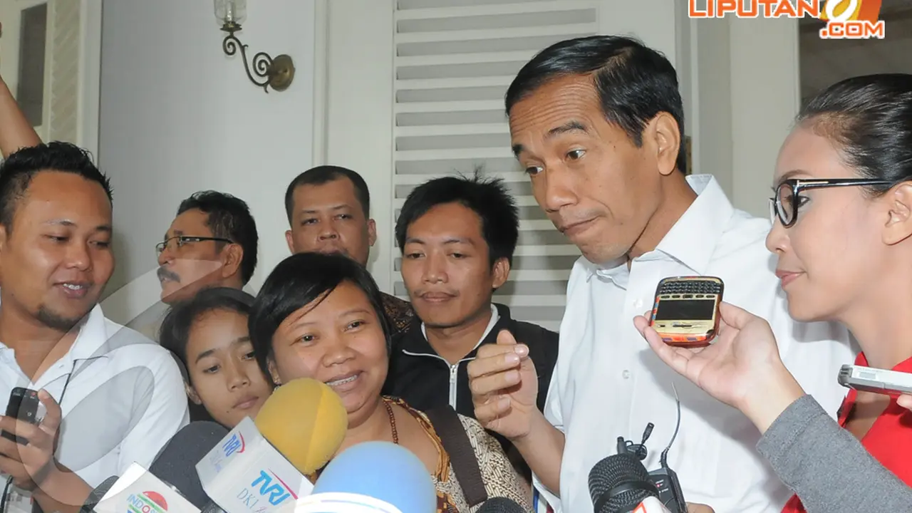 [FOTO] Jokowi 'Dimintai Uang' Sama Rieke Dyah Pitaloka
