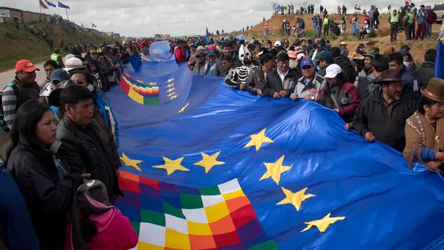 Warga Bolivia Bentangkan Bendera Sepanjang 200 Km Untuk Dukung Hak Maritim