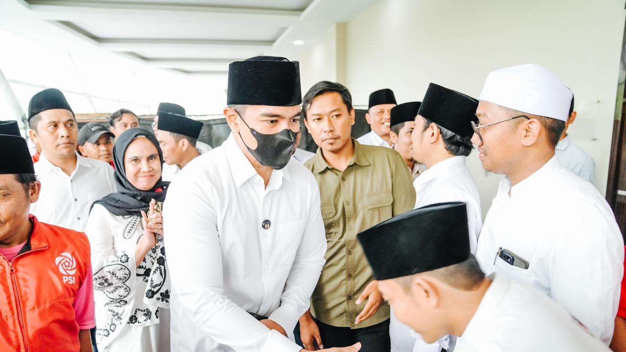 Ketua Umum DPP Partai Solidaritas Indonesia (PSI) Kaesang Pangarep menghadiri “Dzikir, Sholawat, dan Doa Bersama” pasangan calon gubernur dan wakil gubernur Jatim Khofifah Indar Parawansa dan Emil Elestianto Dardak di Surabaya (Istimewa)