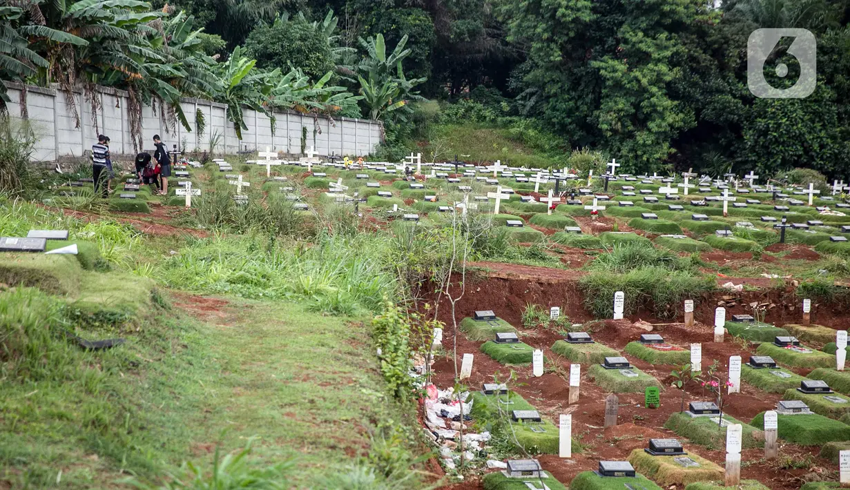 Sejumlah orang terlihat di pemakaman khusus jenazah dengan protokol COVID-19 di TPU Pondok Ranggon, Jakarta Timur, Selasa (5/1/2021). Lahan pemakaman khusus jenazah dengan protokol COVID-19 di TPU Pondok Ranggon sudah penuh sejak bulan November 2020 lalu. (Liputan6.com/Faizal Fanani)