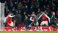 Pemain Manchester City, Bernardo Silva mencetak gol ke gawang Arsenal pada laga pekan ke-28 Premier League di Emirates Stadium,  Jumat (2/3). Tampil di kandang lawan, Manchester City melibas Arsenal dengan skor 3-0. (AP/Frank Augstein)