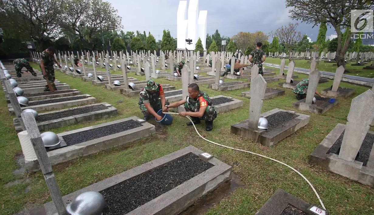 Personel TNI saat membersihkan Taman Makam Pahlawan Kalibata di Jakarta, Kamis (9/11). Pembersihan tersebut dilakukan guna menyambut Hari Pahlawan yang diperingati setiap 10 November. (Liputan6.com/Immanuel Antonius)