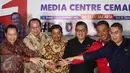 Petinggi partai politik pendukung pasangan Ahok-Djarot berfoto bersama sebelum memberikan keterangan kepada wartawan di Media Centre Badja, Jakarta, Selasa (18/4). (Liputan6.com/Johan Tallo)