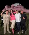 Raline Shah berkesempatan untuk menyaksikan patung raksasa KAWS di Candi Prambanan [@ralineshah]
