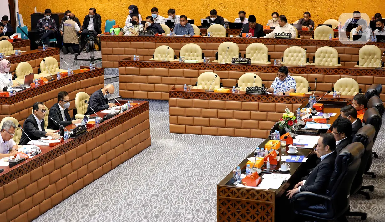 Menteri Perhubungan Budi Karya Sumadi (kedua kiri) saat mengikuti rapat kerja dengan Komisi V DPR RI di Kompleks Parlemen, Jakarta, Kamis (24/11/2022). Rapat membahas evaluasi pelaksanaan APBN TA 2022, penyerahan hasil kompilasi kunjungan kerja pada Masa Persidangan I Tahun Sidang 2022-2023 dan penanganan bencana gempa. (Liputan6.com/Angga Yuniar)