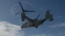Sebuah pesawat angkatan udara AS V-22 Osprey bersiap untuk mendarat selama simulasi latihan bencana sebagai bagian dari latihan militer gabungan Filipina-AS tahunan di kota Casiguran, provinsi Aurora (15/5). (AFP Photo/Ted Aljibe)