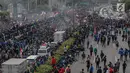 Massa mahasiswa memblokade Tol Dalam Kota saat berunjuk rasa di depan Gedung DPR/ MPR RI, Jakarta, Selasa (24/9/2019). Unjuk rasa menuntut penolakan atas pengesahan sejumlah RUU kontroversial tersebut diwarnai aksi bakar sejumlah kardus di tol dalam kota. (Liputan6.com/Faizal Fanani)