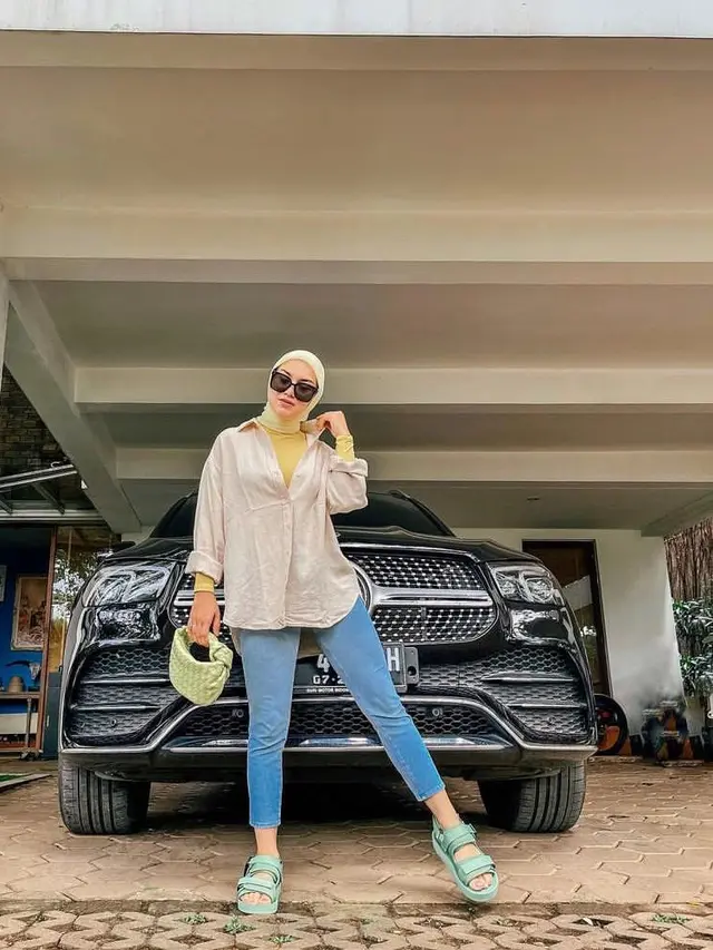 9 Ide Outfit Hijab Casual ala Cewek Kue, Cewek Mamba, dan Cewe Bumi dari Irish Bella hingga Putri Delina