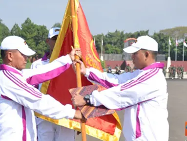 Citizen6, Cilandak: Komandan Pasmar-2 Brigadir Jenderal TNI (Mar) Sturman Panjaitan melepas Kontingen Korps Marinir dalam rangka Porwilbar 2012 di lapangan Kesatrian Marinir Hartono, Bhumi Marinir Cilandak, Jakarta Selatan, Rabu (23/5). (Pengirim: Marinir