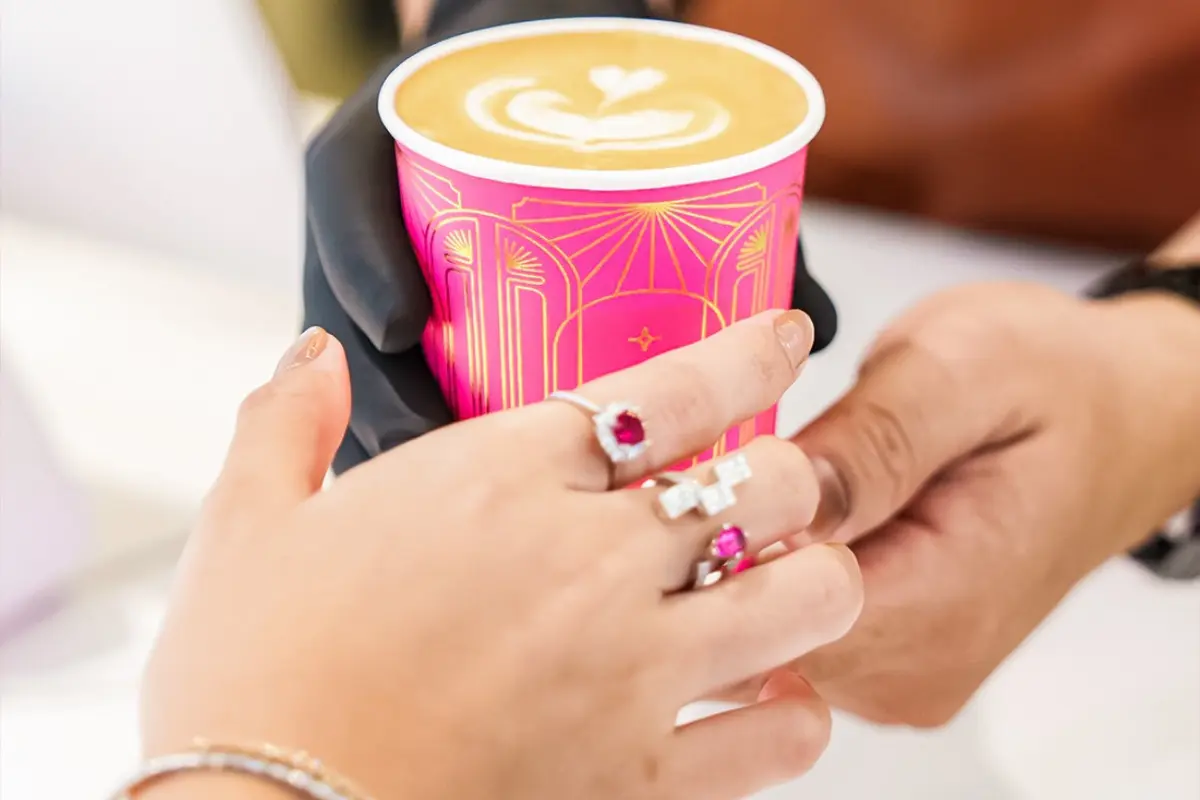 Kafe Terbaru dengan Nuansa Fuschia Sambil Lihat Berlian