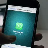 Ilustrasi orang yang sedang masuk ke WhatsApp. Credits: pexels.com by Anton