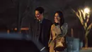 Still cut berikutnya menggambarkan momen Mi Hyun dan Doo Shik yang mulai merasakan emosi halus terhadap satu sama lain saat mereka berjalan berdampingan dengan senyuman.