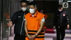 Direktur Utama PT Kindah Abadi Utama Roni Aidil dan Direktur Utama PT Intertekno Grafika Sejati Marilya mengenakan rompi tahanan bersiap konferensi pers terkait operasi tangkap tangan (OTT) di lingkungan Basarnas di Gedung Merah Putih KPK, Jakarta, Rabu (26/7/2023). (Liputan6.com/Herman Zakharia)