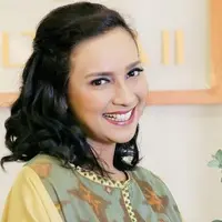 Shahnaz Haque memberikan pelajaran kepada anaknya (Instagram/shahnaz.haque)