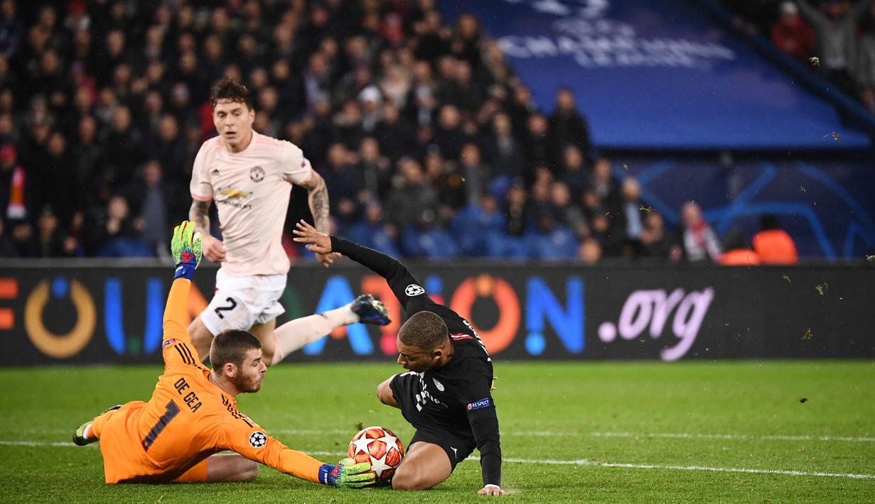 Kiper Manchester United, David de Gea, berebut  bola dengan pemain PSG pada laga Liga Champions di Stadion Parc des Princes (6/3/2019). (AFP/Franck Fife)