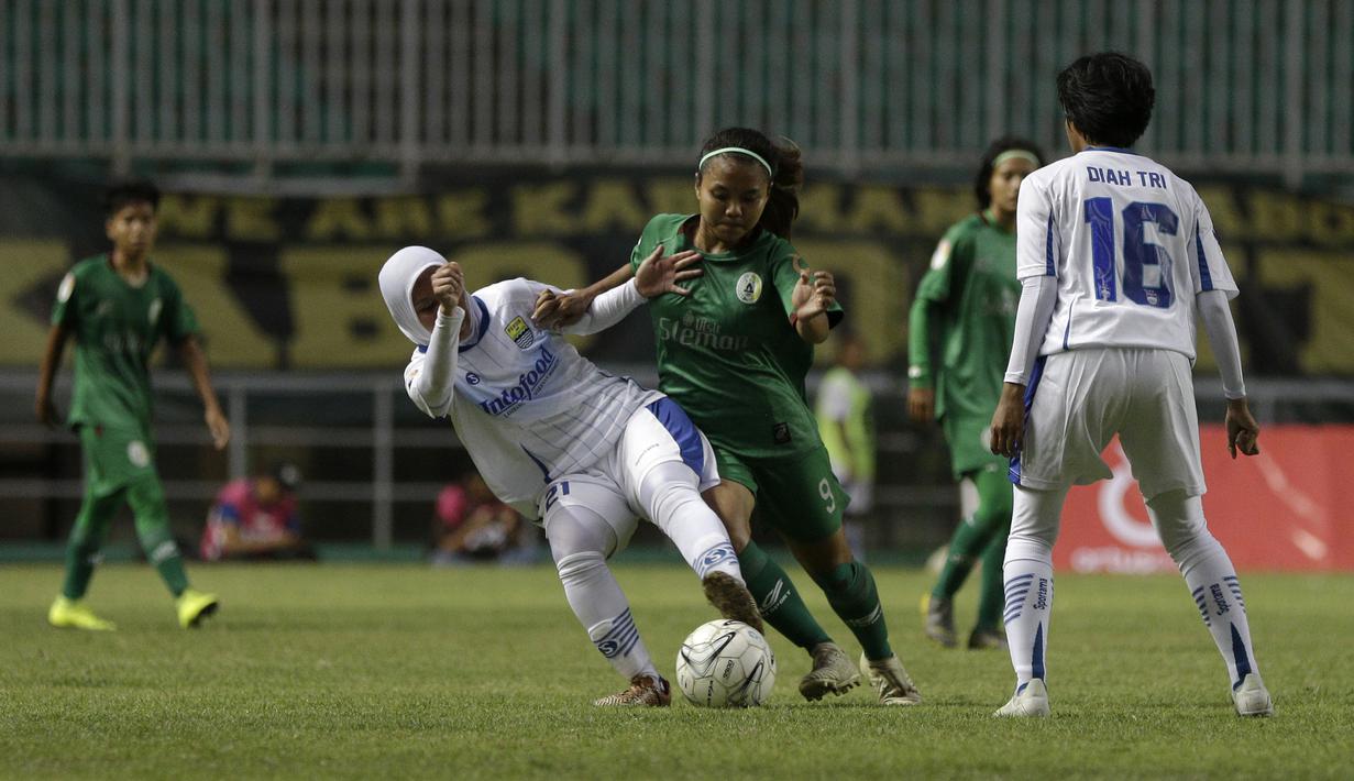 Gelandang Persib Bandung Putri, Tia Septiawati, berebut bola dengan gelandang PSS Sleman Putri, Shaummy Ariendra, pada laga Liga 1 Putri di Stadion Pakansari, Bogor, Sabtu (26/10). Persib Bandung Putri menang 3-0 atas PSS Sleman Putri. (Bola.com/Yoppy Renato)