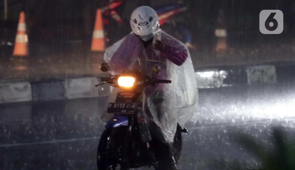 Pengendara motor mengenakan jas hujan saat melintas di kawasan Kuningan, Jakarta, Selasa (8/11/2022). Curah hujan yang tinggi di kawasan Jakarta berpotensi menimbulkan genangan atau banjir sehingga berpotensi memicu kemacetan, terutama saat jam kerja. (Liputan6.com/Helmi Fithriansyah)