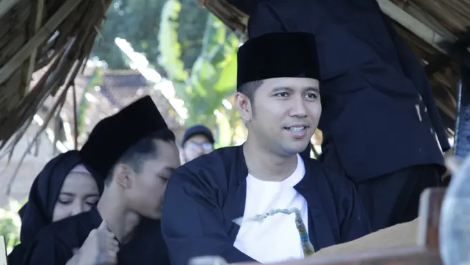 [Fimela] Emil Dardak Syuting film The Santri