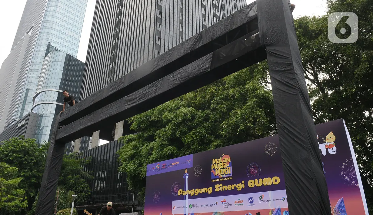 Pekerja menyelesaikan panggung untuk acara malam Muda Mudi perayaan Tahun Baru 2024 di Jakarta, Sabtu (30/12/2023). (merdeka.com/Imam Buhori)
