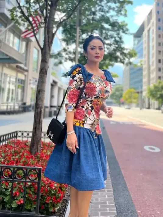 <p>Krisdayanti dikenal sebagai salah satu artis Indonesia yang penampilannya fashionable. Ketika di Amerika Serikat, penampilan Krisdayanti kerap mencuri perhatian publik. (Foto: Instagram.com/krisdayantilemos)</p>