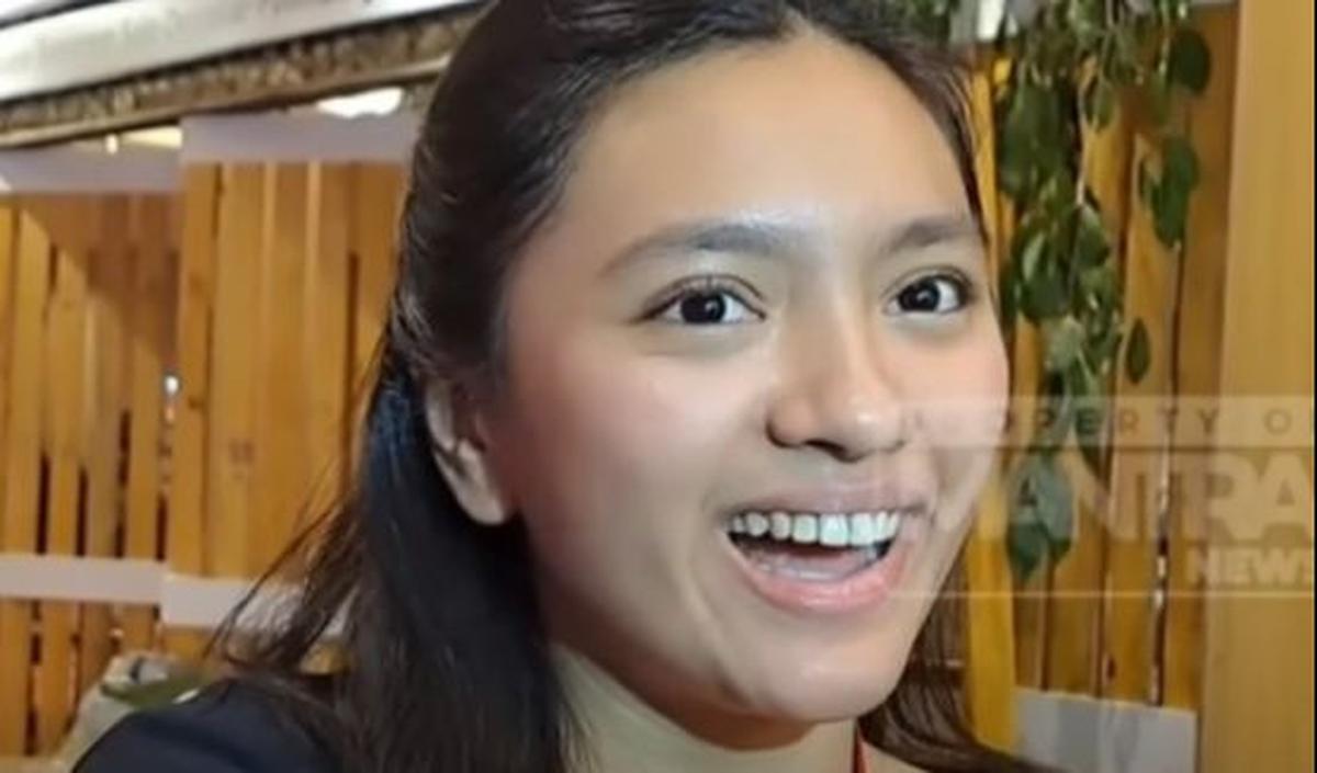 Menurutnya, dia tidak sendiri mengantre tiket. Gadis cantik ini datang bersama saudaranya.<br>
