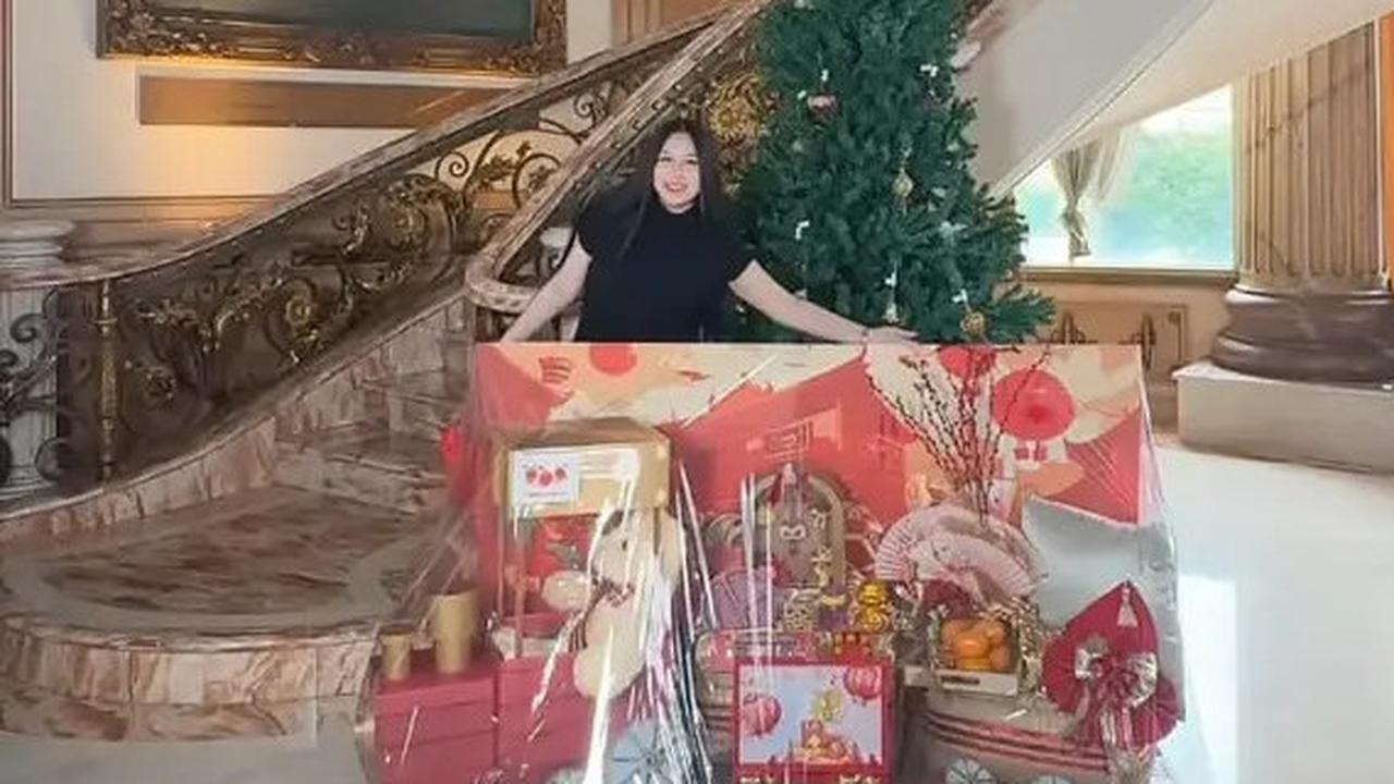 6 Potret Hampers Imlek Super Mewah Sisca Khol dari Keluarganya, Isinya dari Jeruk hingga Boneka