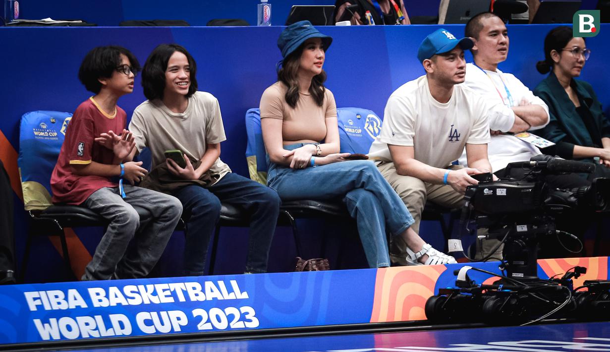 Bunga Citra Lestari (tengah kanan) bersama sang putra Noah Sinclair (tengah kiri) tampak menyaksikan laga Grup H Piala Dunia FIBA 2023 antara Kanada melawan Prancis di Indonesia Arena, Senayan, Jakarta, Jumat (25/08/2023). (Bola.com/Bagaskara Lazuardi)