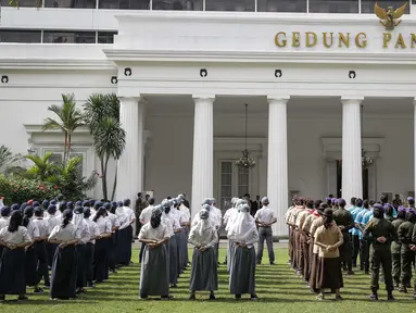 Peserta mengikuti gladi peringatan Hari Lahir Pancasila di halaman Gedung Pancasila, Kementerian Luar Negeri, Jakarta, Selasa (30/5). (Liputan6.com/Faizal Fanani)