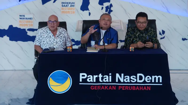 Sekretaris Jenderal DPP Partai NasDem Hermawi Fransiskus Taslim (tengah) dalam konferensi pers di NasDem Tower, Jakarta, Jumat (30/8/24) (Istimewa)