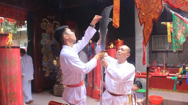 Ritual asah pedang dan tombak menjelang puncak Cap Go Meh di Manado