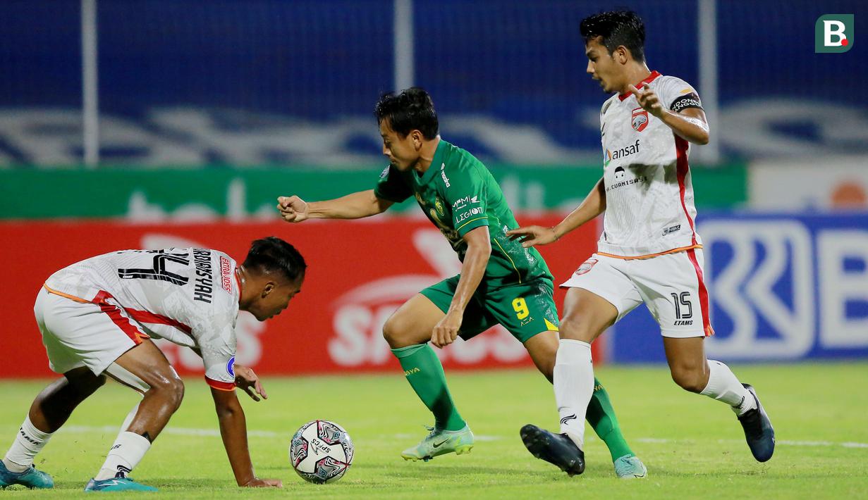 Samsul Arif menjadi salah satu striker lokal yang mampu mencuri perhatian di sepanjang gelaran BRI Liga 1 2021/2022. Meski sudah berusia 37 tahun, namun Cak Sul sapaan akrabnya tampil gemilang bersama Persebaya dengan menorehkan 11 gol. (Bola.com/M Iqbal Ichsan)