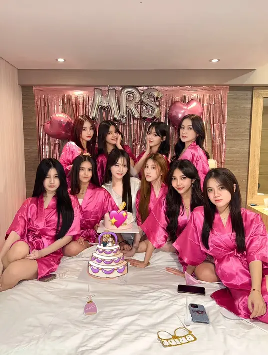Bridal shower Nita Vior menjadi salah satu bukti bahwa persahabatan di dunia esports tidak hanya berfokus pada permainan, tetapi juga momen penting dalam hidup. Kehadiran Kayes dengan baby bump-nya memberi warna tersendiri dalam acara tersebut, menambah kesan manis pada perayaan menjelang pernikahan Vior. (Liputan6.com/IG/@nitavior)