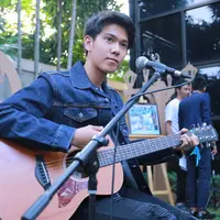 Sekitar setahun mecari tokoh yang pas dalam film Dilan. Meski sempat gonta-ganti pemain untuk mencari karakter yang sesuai dengan Dilan. Hal itu diuangkapkan oleh sutradara Fajar Bustomi. Hingga akhirnya terpilih Iqbaal. (Adrian Putra/Bintang.com)