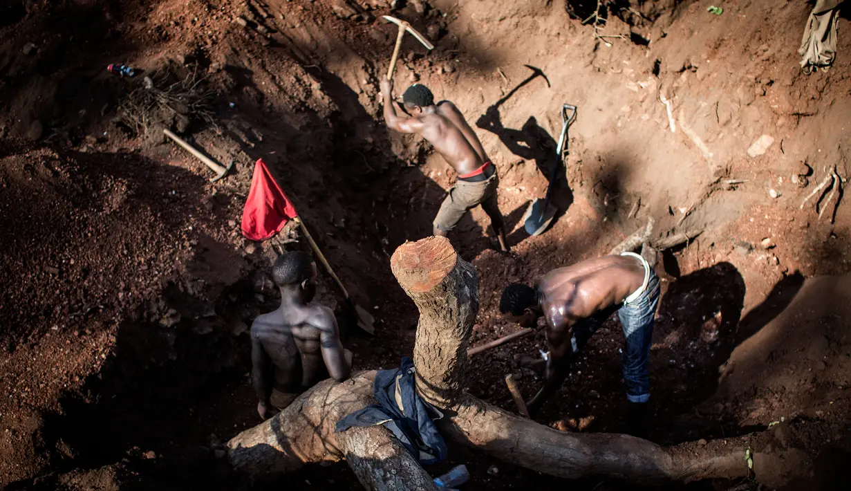 Sejumlah penambang liar sedang menggali untuk mencari emas dan batu ruby di tambang Gemfields di Montepuez, Mozambik (14/2). (AFP/John Wessels)