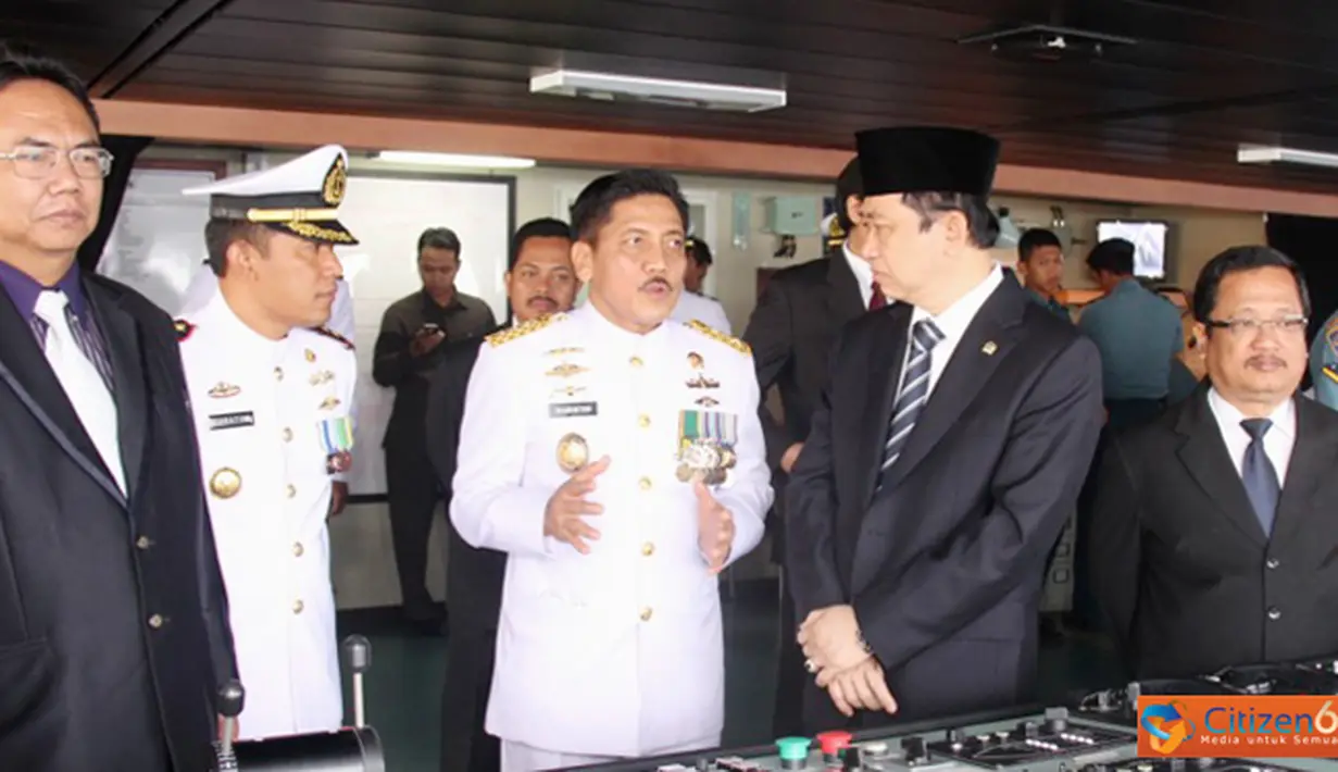 Citizen6, Jakarta: Ketua DPR RI DR H.Marzuki Ali meninjau anjungan KRI Banda Aceh-593 pada upacara Tabur Bunga memperingati Hari Pahlawan 10 Nopember 2012 di KRI Banda Aceh-593, Sabtu (10/11). (Pengirim: Dispenkolinlamil). 