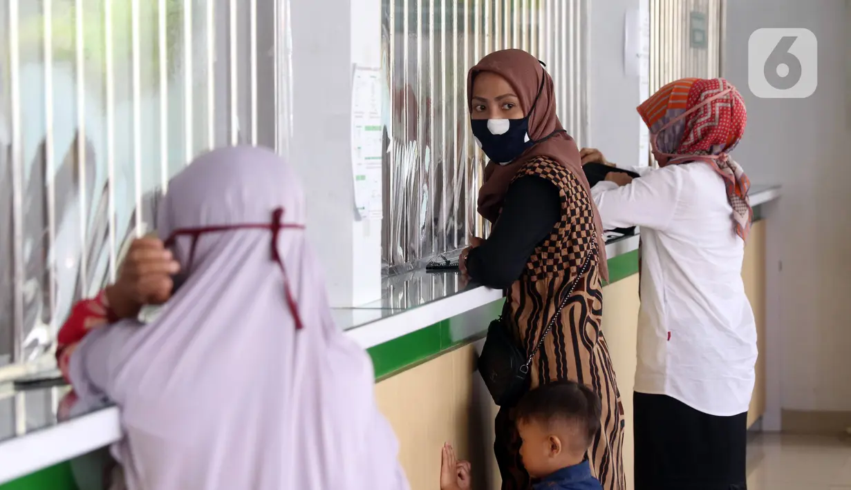 Para nasabah mendapat pelayanan di Pegadaian Kota Tangerang, Banten, Kamis (4/6/2020). Memasuki tahun ajaran baru yang jatuh pada 13 Juli 2020, warga ramai menggadaikan barang mereka untuk persiapan masuk sekolah anak. (Liputan6.com/Angga Yuniar)