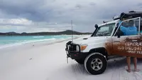 Mobil 4x4 menepi di atas hamparan pantai berpasir paling putih di Lucky Bay, Australia Barat (Liputan6.com/Happy Ferdian)