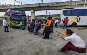 Keseruan Lomba Tarik Bus Meriahkan HUT Kemerdekaan RI ke-81 RI