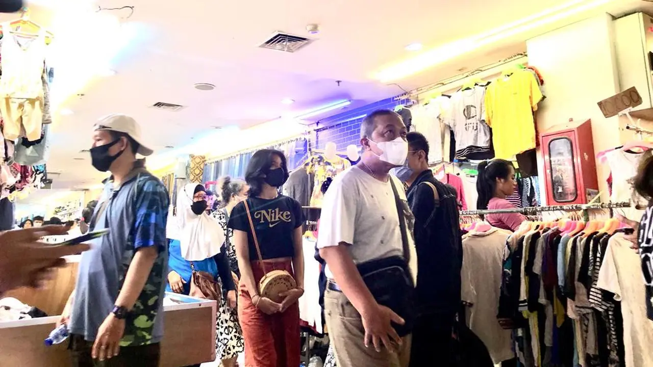 Warga berkunjung ke Pasar Senen, Jakarta Pusat di era COVID-19 (9/10/2022).